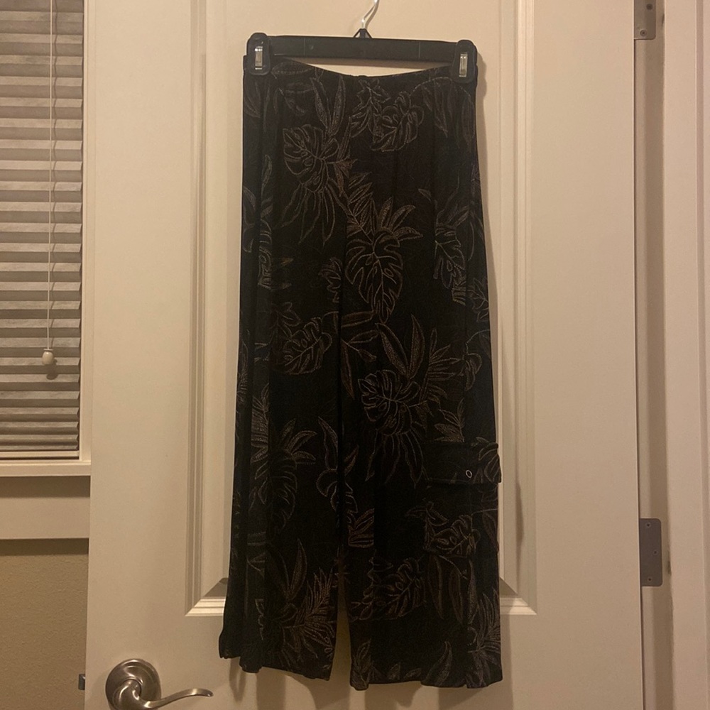 Chicos leaf print black travelers
